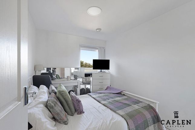 Flat 54, 86, Scenix House, Chigwell Road, London photo 4