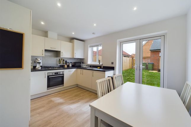 43, Somerset Road, Faygate photo 2