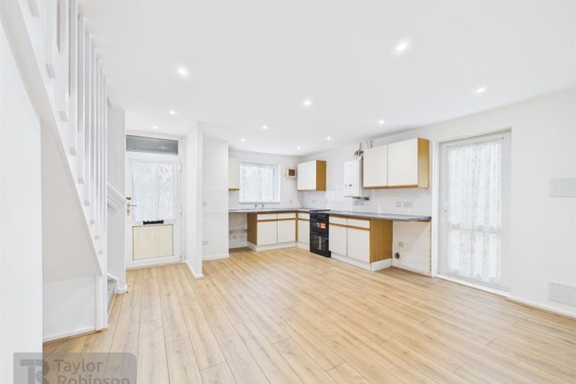 4, Southwark Close, Crawley photo 2