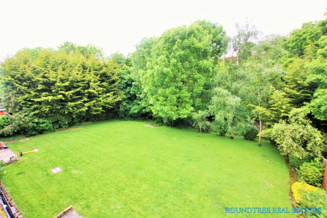 Flat for sale in Riverside Gardens Lodge, Green Walk, Hendon