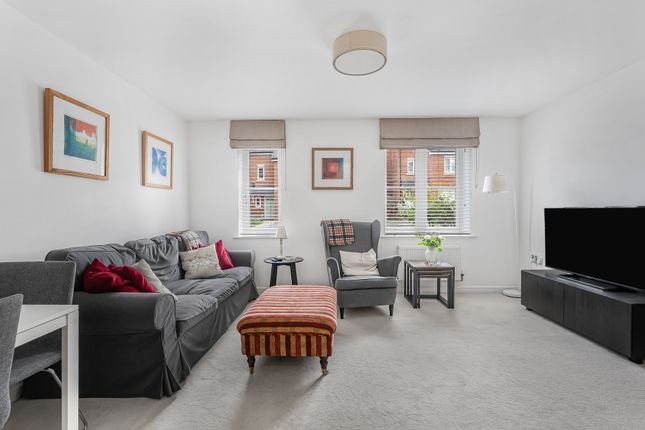 14, Neville Close, St Albans photo 4