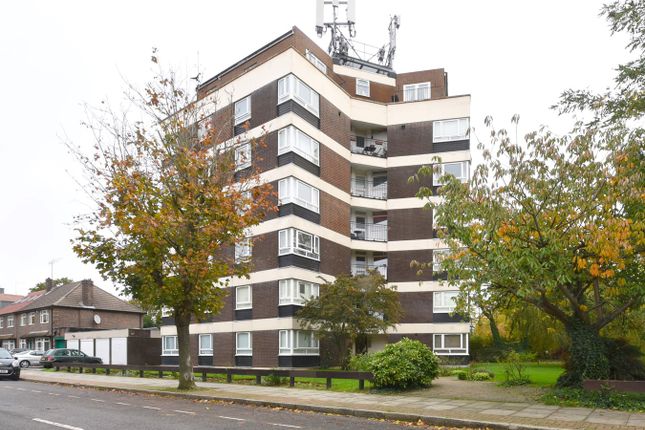Flat for sale in Fortis Green, London