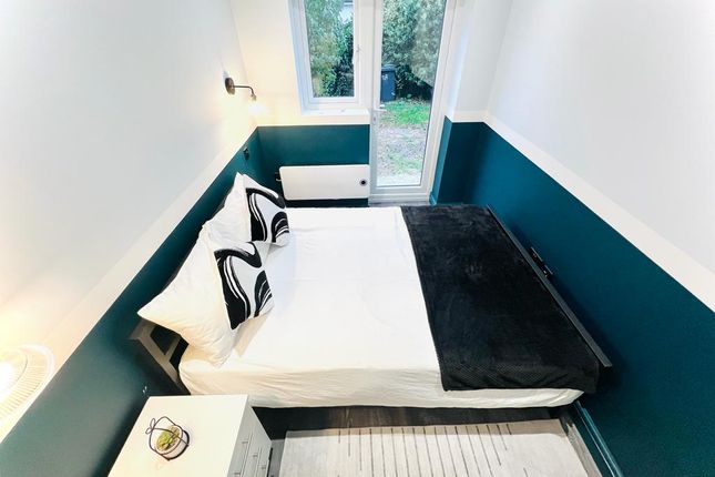 Room to rent in Downton Avenue, London