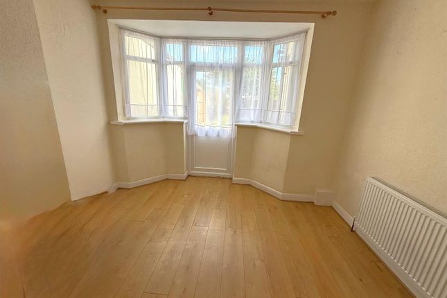 47, Burns Avenue, Southall photo 2