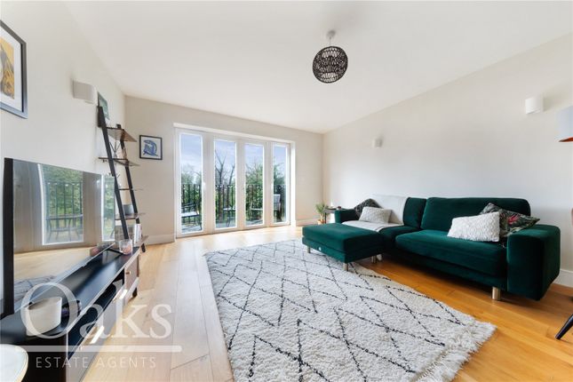 Flat for sale in St. James's Park, Croydon