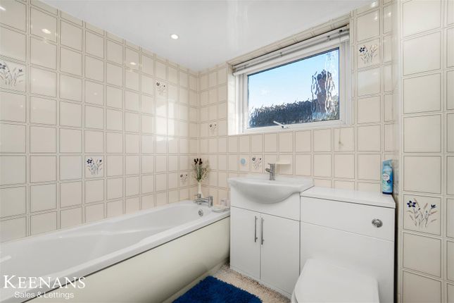 27, Harridge Avenue, Rochdale photo 4