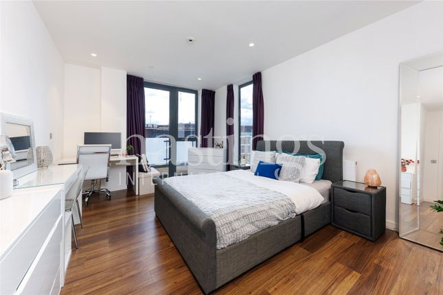 Flat to rent in Hornbeam House, 22 Quebec Way, Canada Water, London