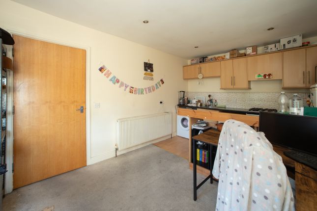 Flat 4, Batley Road, Heckmondwike photo 5