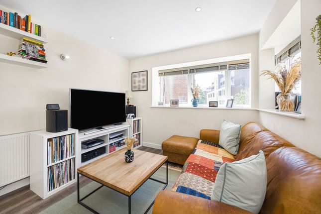 Flat 8, Leyla House, London photo 4