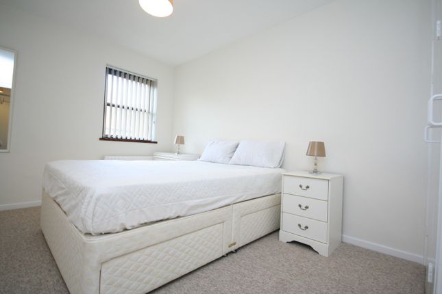 Flat to rent in Chariotts Place, William Street, Windsor