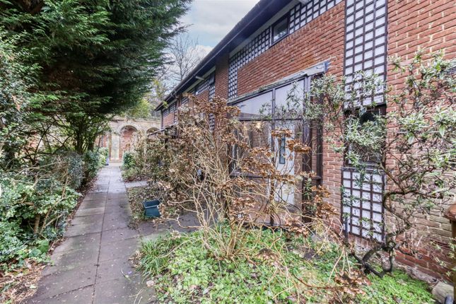 18, Spinney Gardens, London photo 3