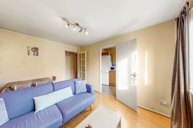 23 , Draycott Close, London photo 3