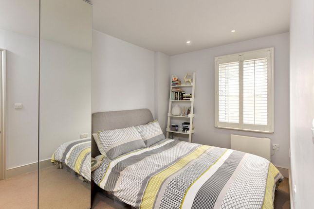 Flat for sale in Denning Mews, London