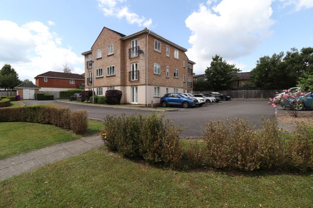 Thumbnail Flat to rent in Tarn Howes Close, Thatcham, Berkshire