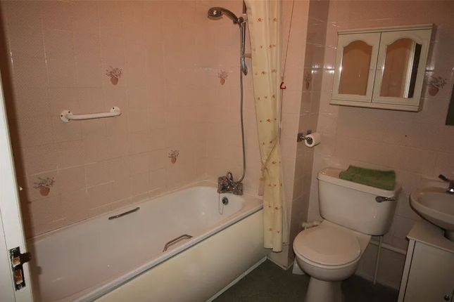 Flat 17 Summerlands Lodge, Farnborough Common, Orpington photo 4
