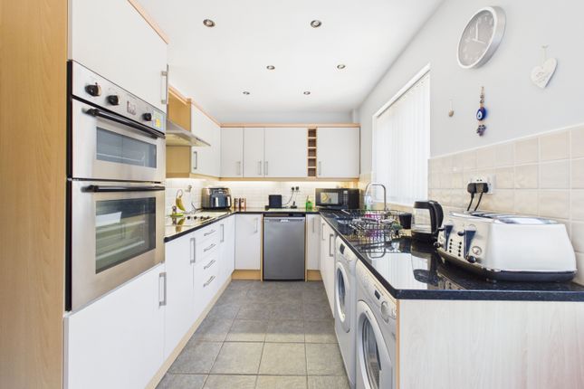 7, Sandmead Close, Leeds photo 4