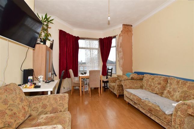 Flat for sale in Mansfield Road, Ilford, Essex