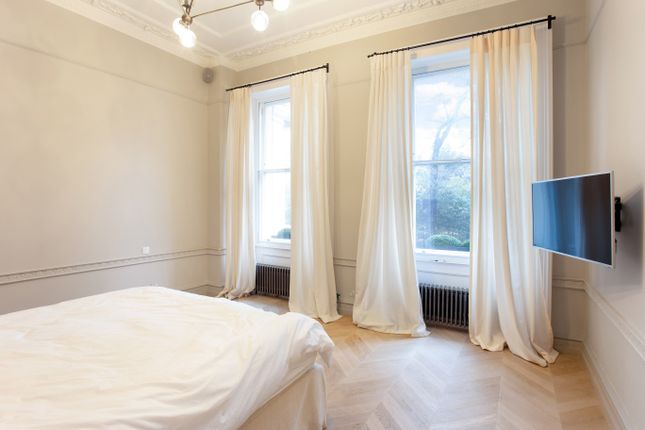 Flat to rent in Warwick Square, London