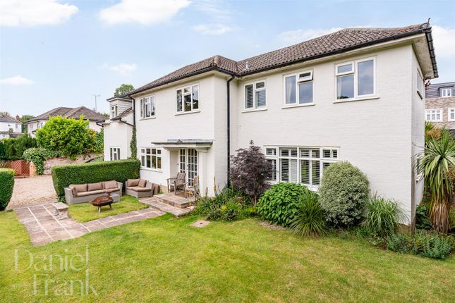 3 The Little Goldings, Clays Lane, Loughton photo 2