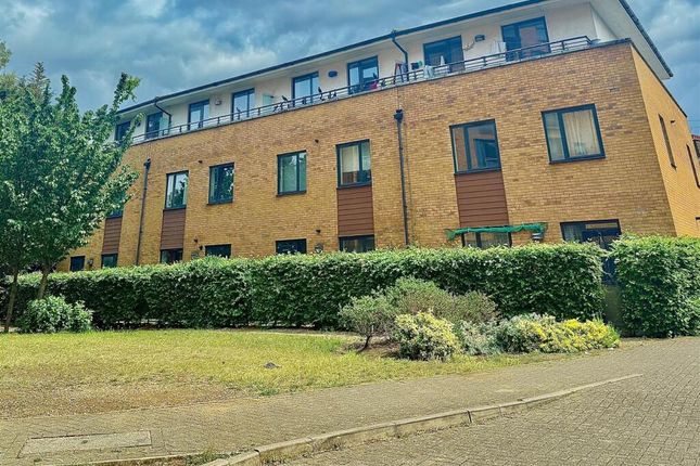 Flat 7 , Parham Drive, Ilford photo 3