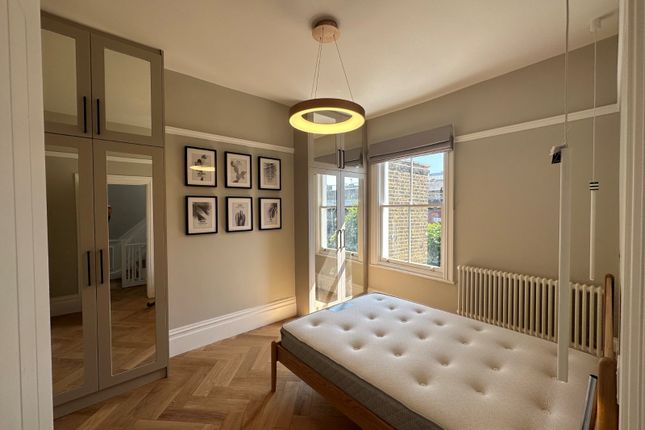 44B,, Frithville Gardens, London photo 4