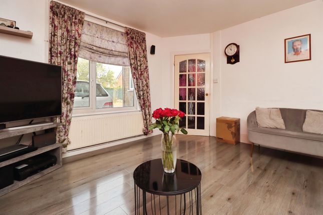 24, Laburnum Crescent, Kettering photo 3