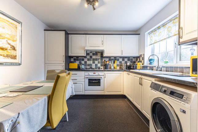 11 Ashwood Parade, Hall Green, Wakefield photo 5