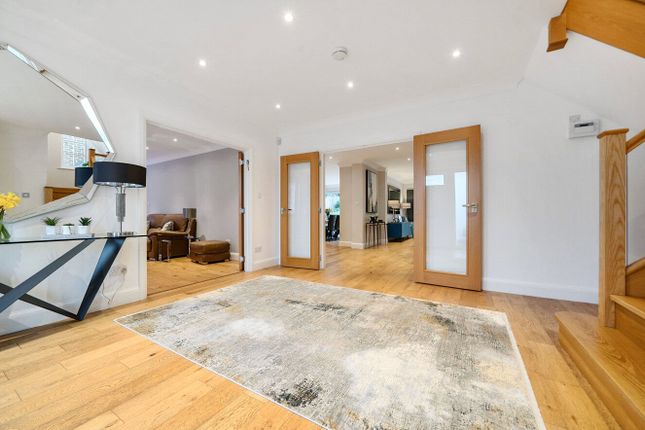21, Harmsworth Way, London photo 3