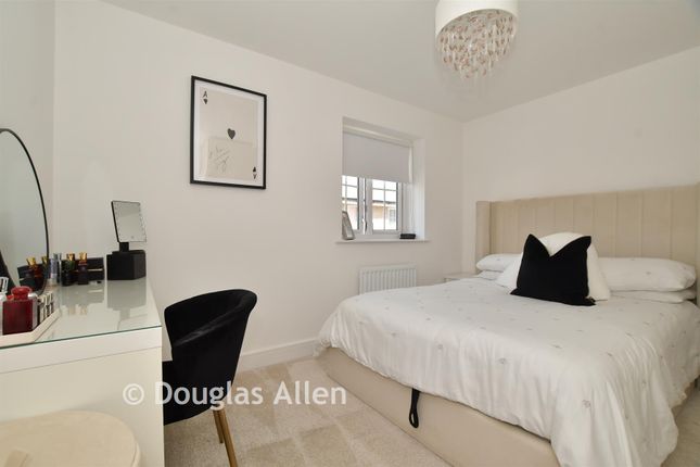 23, Flemings Farm Close, Wickford photo 2