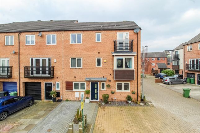 Town house for sale in Warren House Road, Allerton Bywater, Castleford