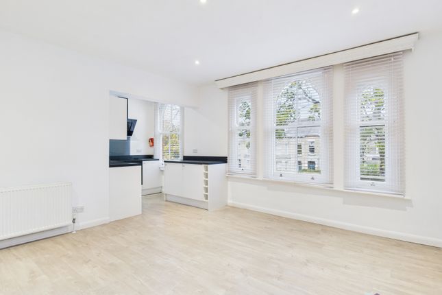 Modern First Floor Apartment With Parking