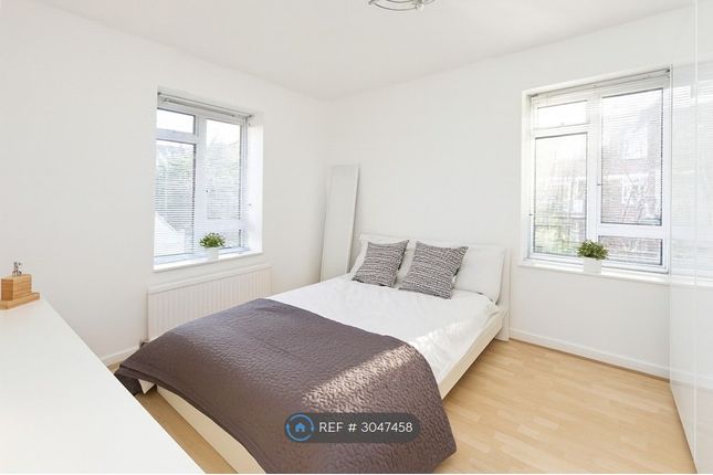 Flat, Chelsea Manor Court Chelsea Manor St, London photo 5