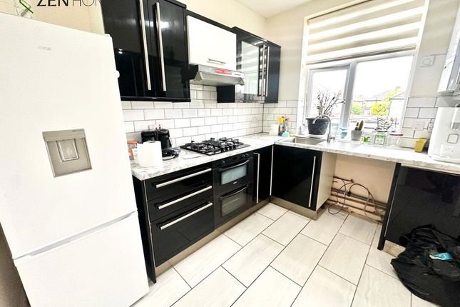 Thumbnail Flat to rent in Carterhatch Road, Enfield