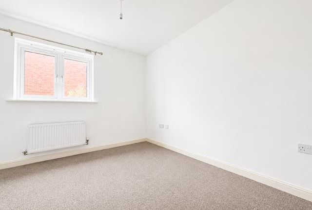 Flat B, 19, Smart Close, Swindon photo 5