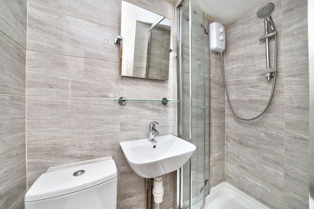 Flat 15, 36, Penywern Road, London photo 3