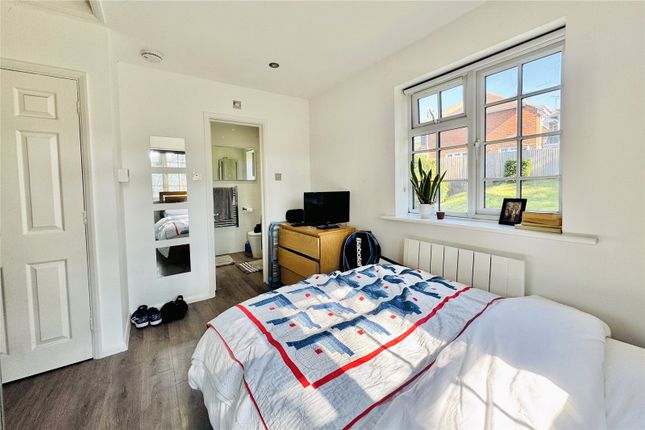 19, Fairway Heights, Surrey photo 3