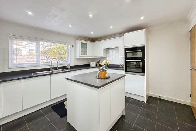 25, Marconi Close, Helston photo 3