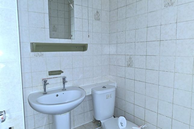 Flat 4 Twin Oaks Court, 134, Harlington Road, UXBRIDGE photo 4