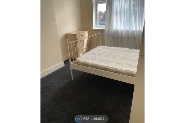 Holden Avenue, Kingsbury, London photo 5