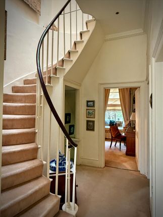 19, Champion Grove, London photo 3