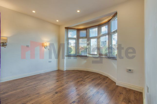 Flat to rent in Northview Crescent, London