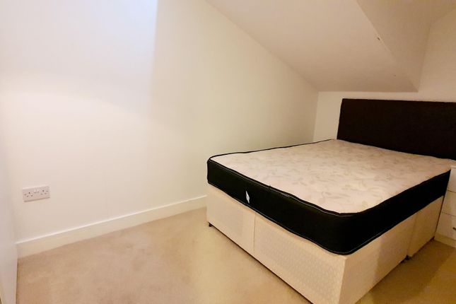 Flat to rent in City Road, Roath, Cardiff