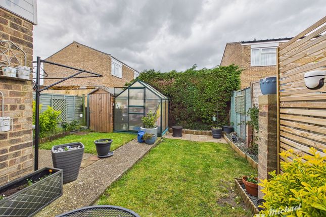 18 Orchard Close, Aylesbury photo 2