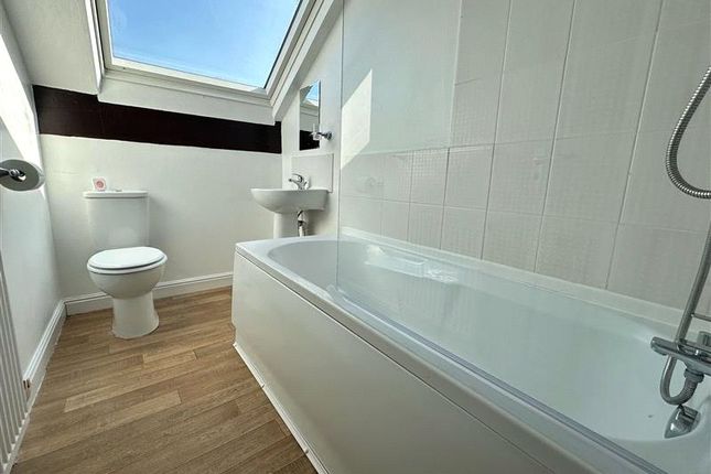Flat D, 1, Leeds Road, Leeds photo 3
