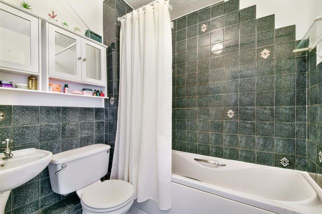Flat 7 Regis Court, 11, Longfield Drive, Mitcham photo 3