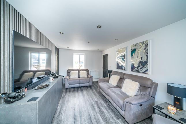 43, Dawes Way, Cannock photo 2