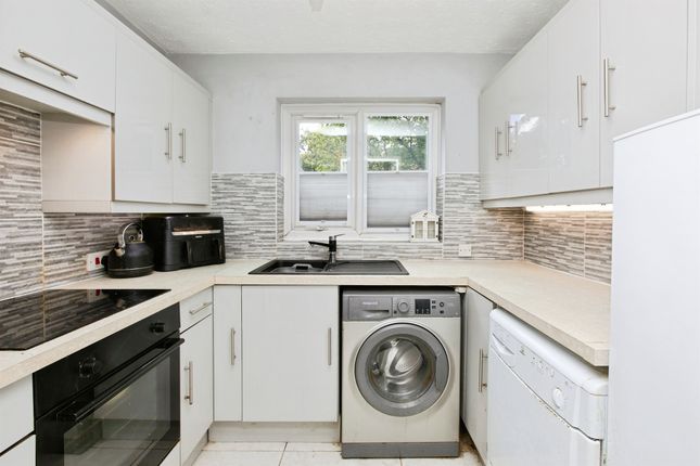 16, Derwent Close, Burton-On-Trent photo 4