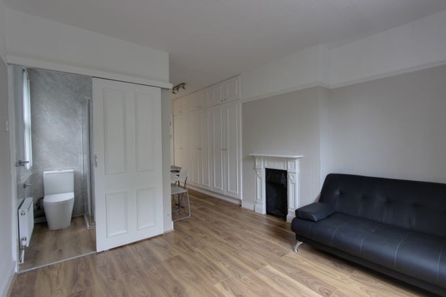 Studio to rent in Regents Park Road, Finchley Central N3,