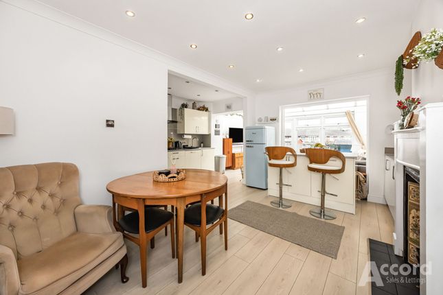 9 Fry Close, Romford photo 3