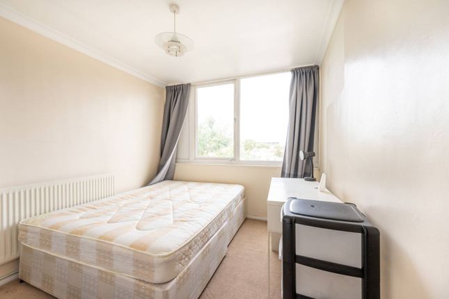 Flat to rent in Deanery Road, Stratford, London